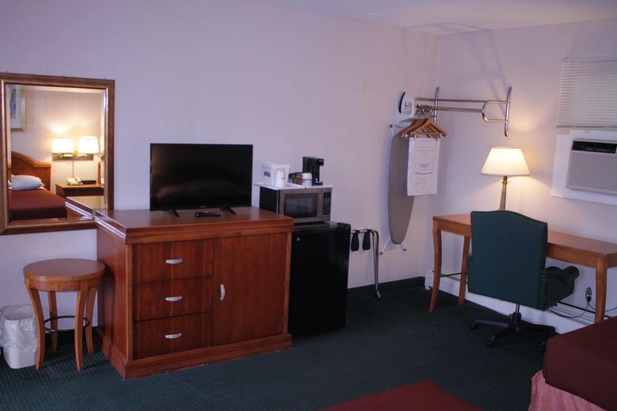 ฮาวเวิร์ด จอห์นสัน บาย วินด์แฮม วิลเลียมส์ทาวน์ Motel ภายนอก รูปภาพ